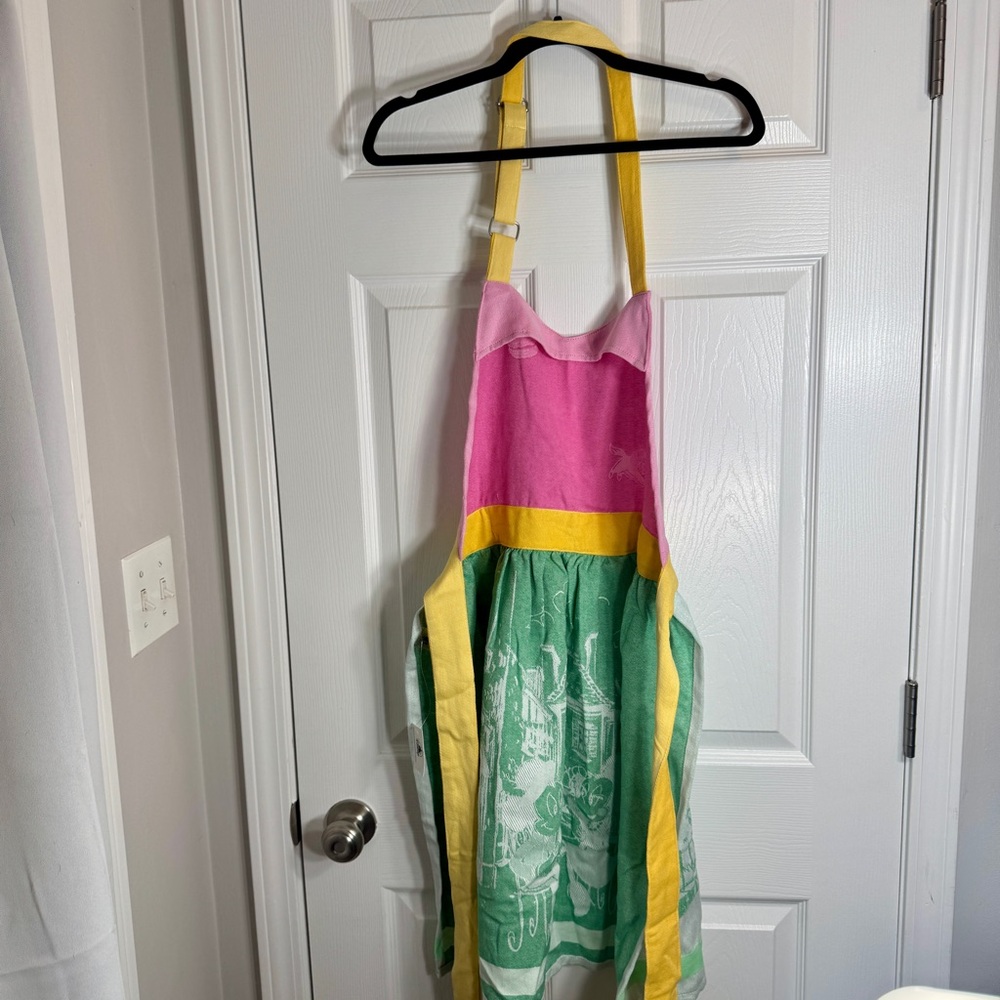 NWT. Disney Apron - Epcot France - Mickey And Minnie Paris Cafe. - Picture 12 of 16